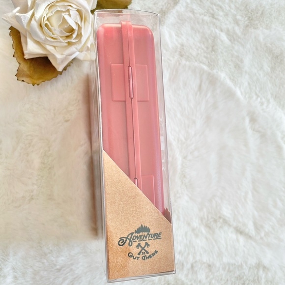 New with tag TRAVEL POCKER SET 2 Decks of cards•Set of 5 Casino dice•Travel Case - Picture 3 of 4